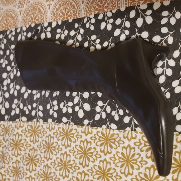 Authentic New Prada blk leather boots size 39 Euro/8.5-9 American Sizing. NBW. - Picture 6 of 8